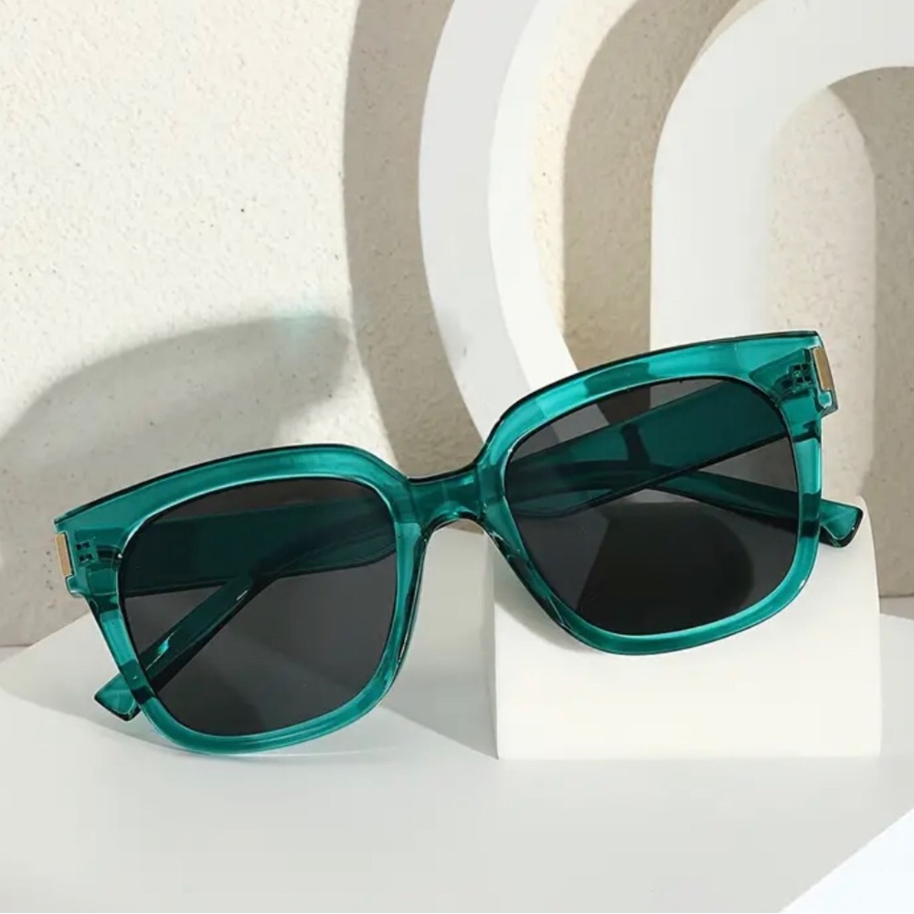 BNIB retro style turquoise shades sunglasses 🕶️